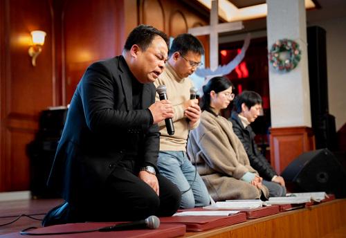 General Secretary Rev. Zhang Yaobo of Ningbo CC&TSPM led congregants in making a prayer of repentance during the 2024-2025 New Year’s Eve prayer meeting at Ningbo Centennial Church in Zhejiang on the evening of December 31, 2024.