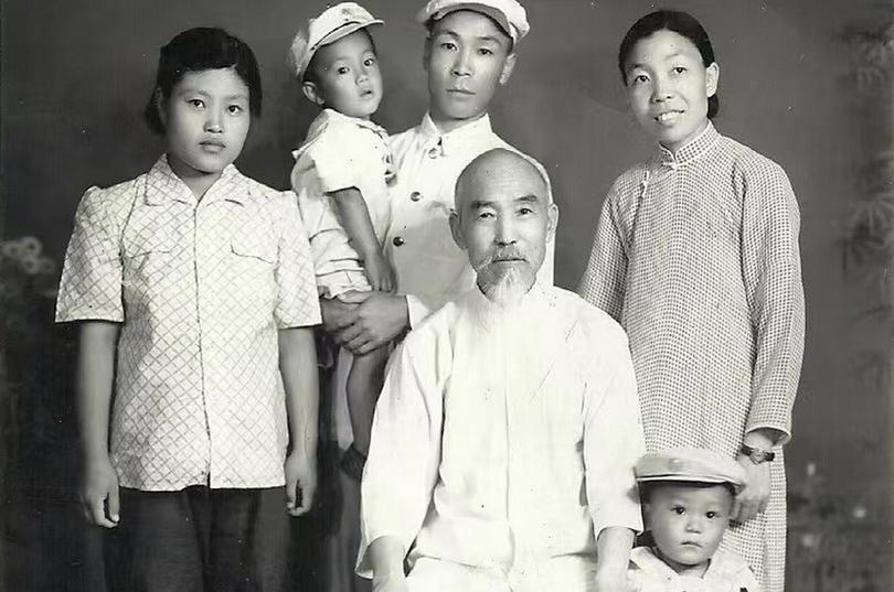 Su Quanting (in the first row) and his family 